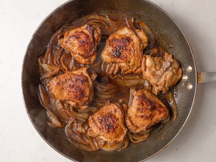 sobrecoxa de frango com o molho apurado finalizada.