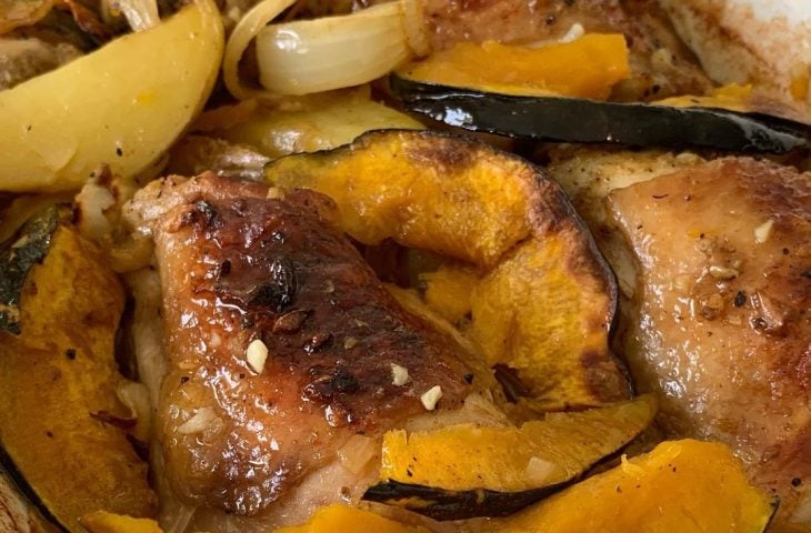 Sobrecoxas assadas com batata e abóbora