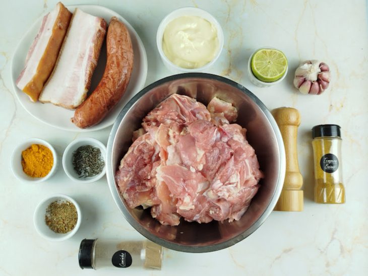 Ingredientes reunidos na bancada.