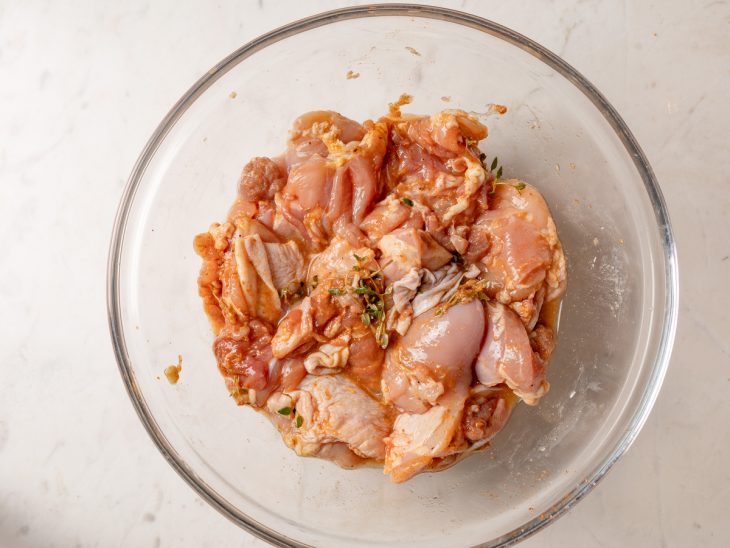 sobrecoxa de frango marinada com temperos.