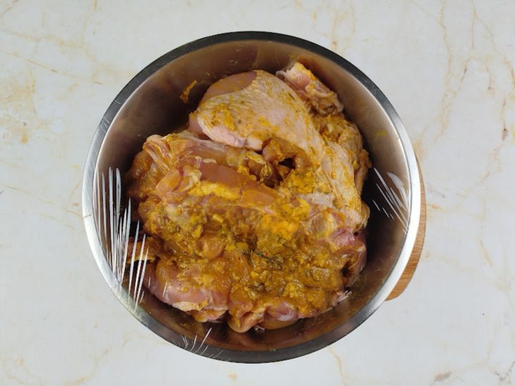 Tigela com os ingredientes coberta por plástico filme.