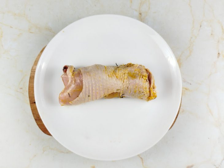 Sobrecoxa enrolada com calabresa e o bacon.