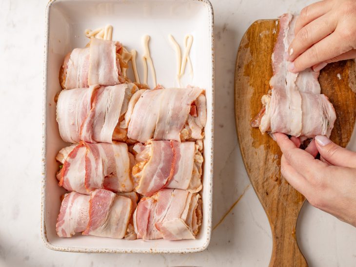 sobrecoxa enrolada com bacon.