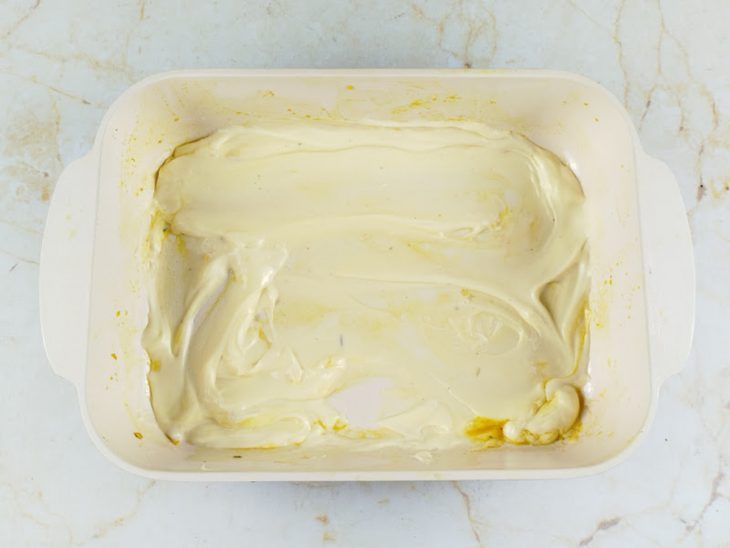 Travessa untada com maionese.