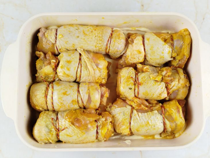 Sobrecoxas dispostas na travessa com a maionese.