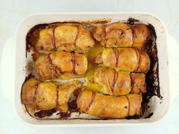 Sobrecoxas saídas do forno, bem douradas.