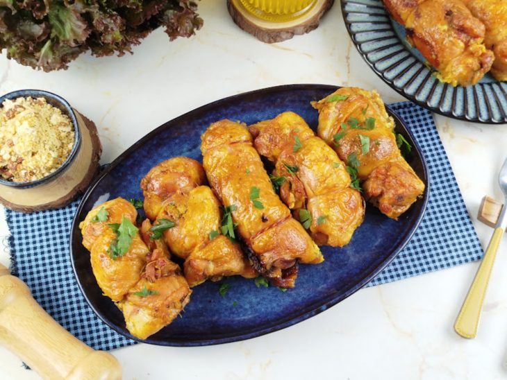 Sobrecoxas prontas, dispostas em prato de servir.