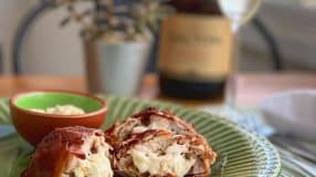Sobrecoxas recheadas com camembert e nozes