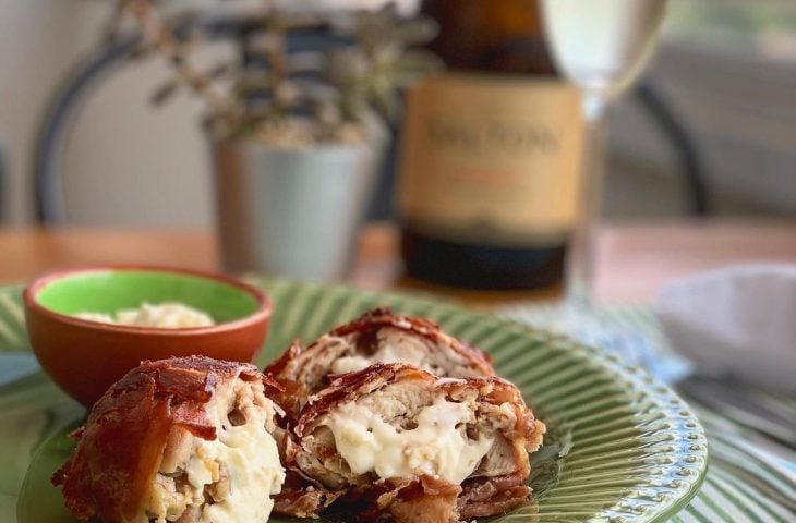 Sobrecoxas recheadas com camembert e nozes