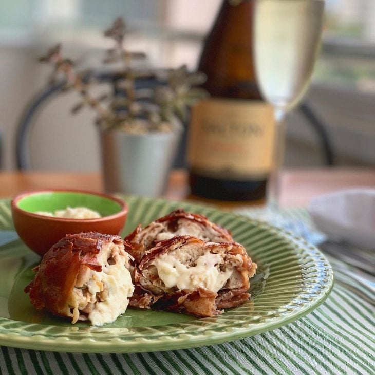 Sobrecoxas recheadas com camembert e nozes