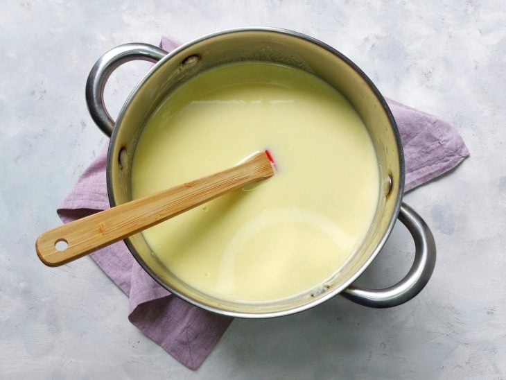 Panela com água, leite condensado e creme de leite acrescentados.