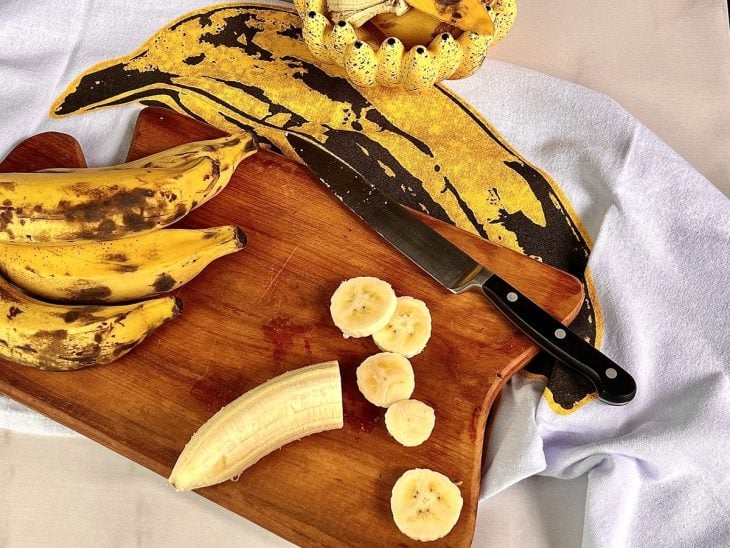 Uma banana descascada e cortada em rodelas.