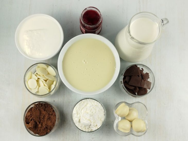 Ingredientes reunidos na bancada.