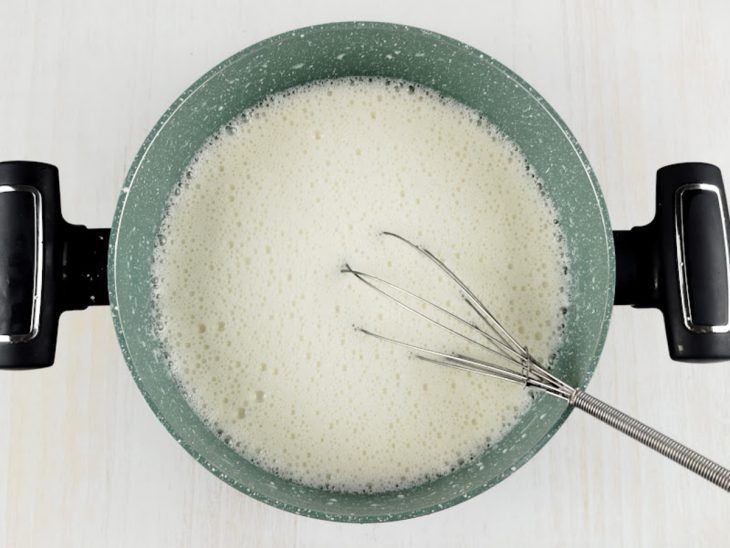 Leite e amido misturados na panela.