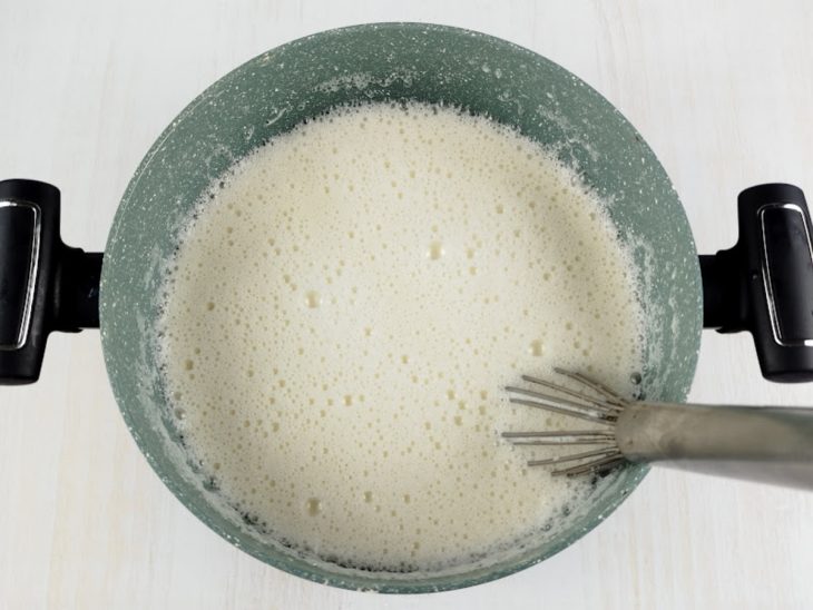 Creme de leite e leite condensado adicionados na panela.