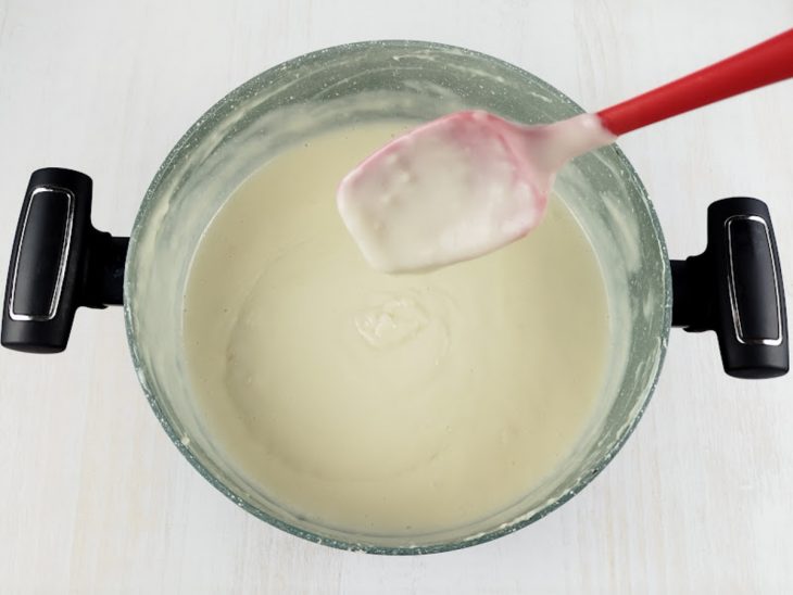 Espátula mostrando a textura do creme.