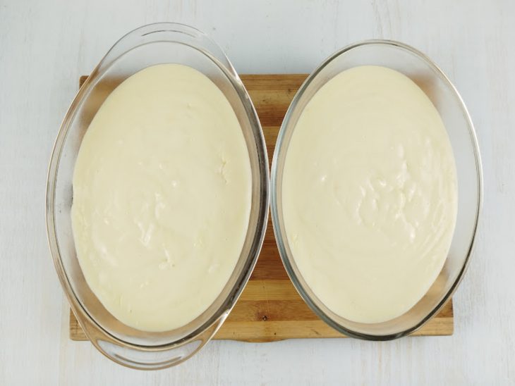 Creme dividido em duas tigelas.