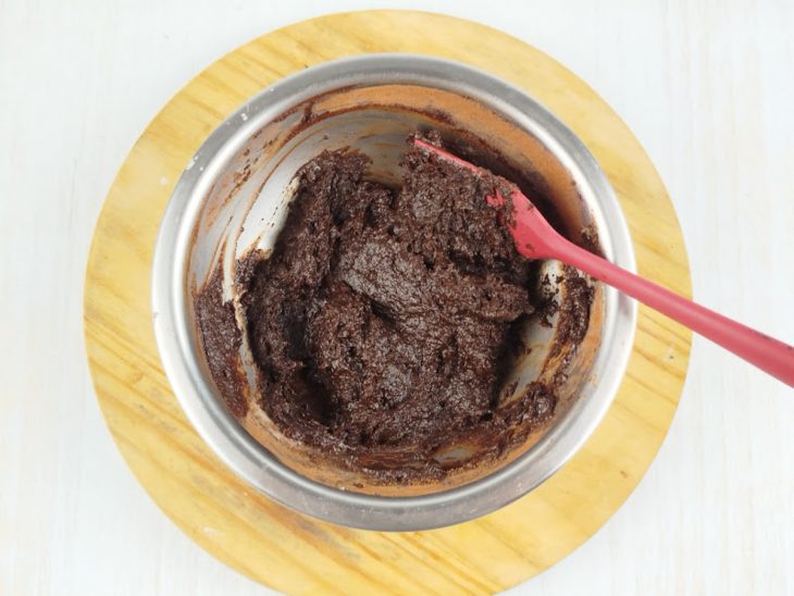 Creme misturado com o chocolate em pó.