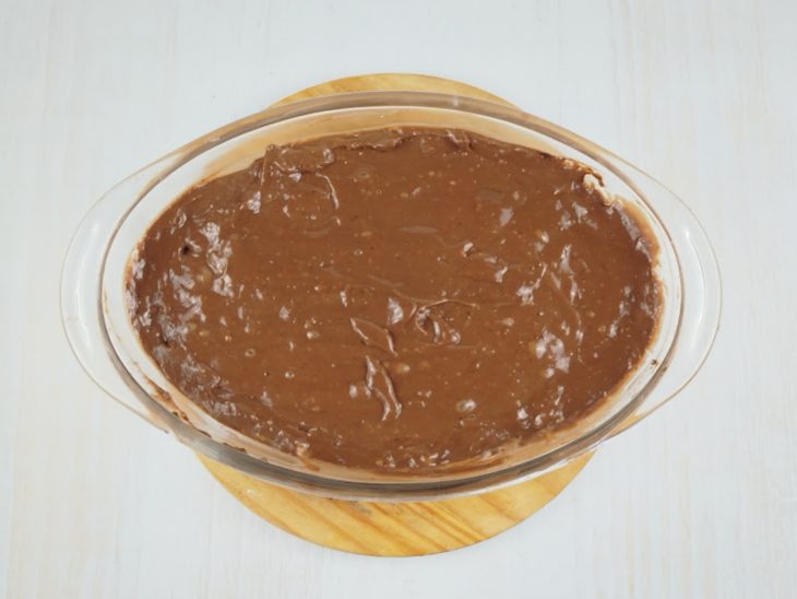 Chocolate picado misturado ao creme com o chocolate em pó.