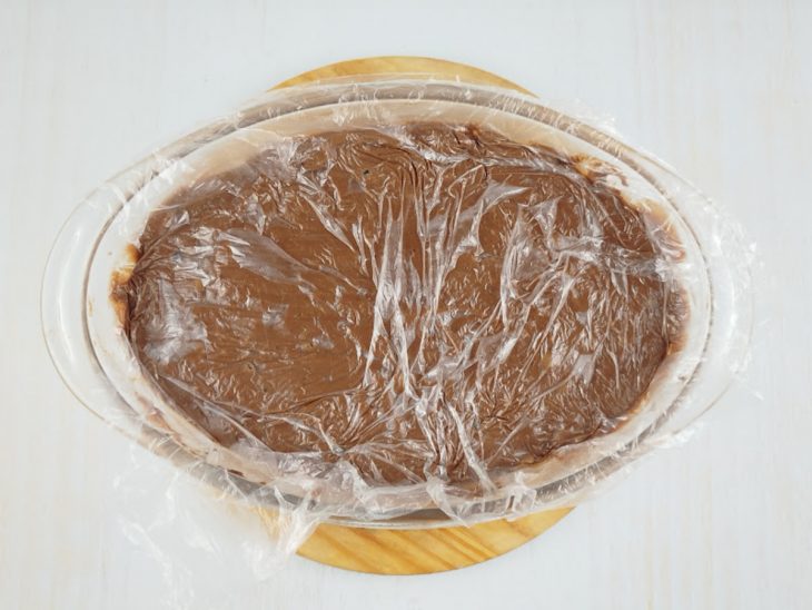 Creme coberto com plástico filme.