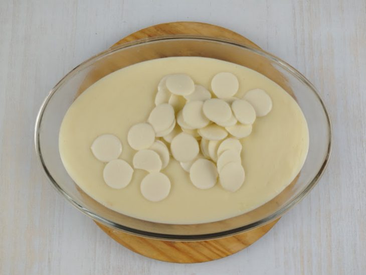 Na outra tigela, o chocolate branco adicionado ao creme.