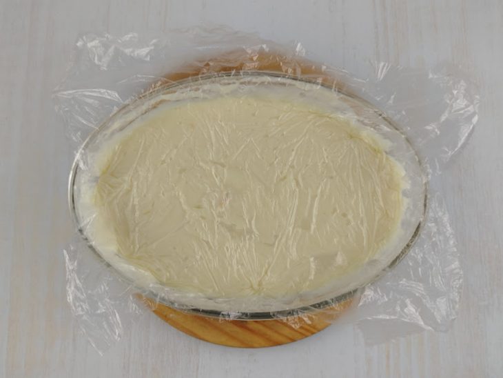 Creme branco coberto com plástico filme.