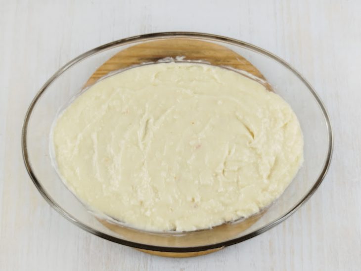 Parte do creme branco disposto no fundo de uma travessa.