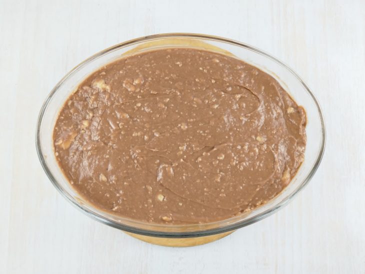 Camada do creme de chocolate adicionada por cima do creme branco.