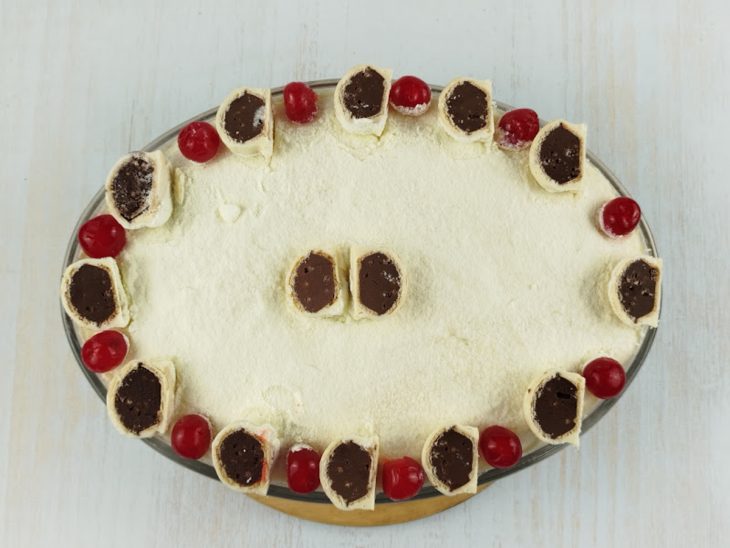 Sobremesa decorada com leite em pó e bombons.