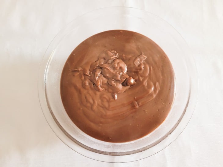 Um recipiente contendo creme de chocolate.