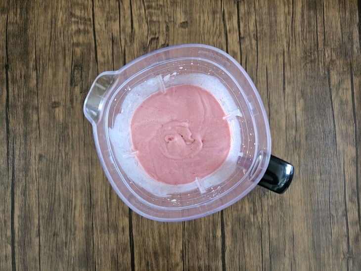 Um liquidificador com a mousse de morango.