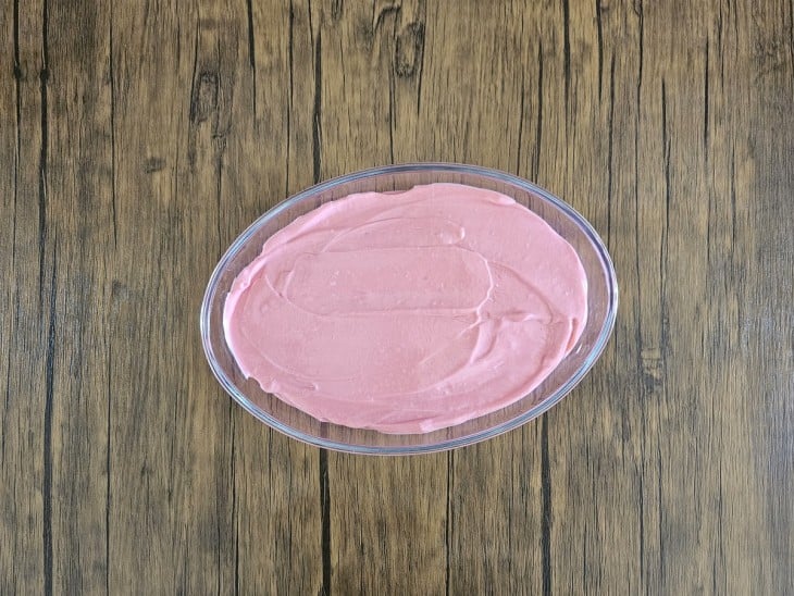 Uma travessa contendo mousse de morango.