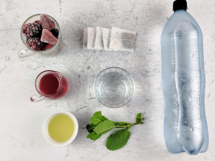 Ingredientes reunidos em uma bancada.