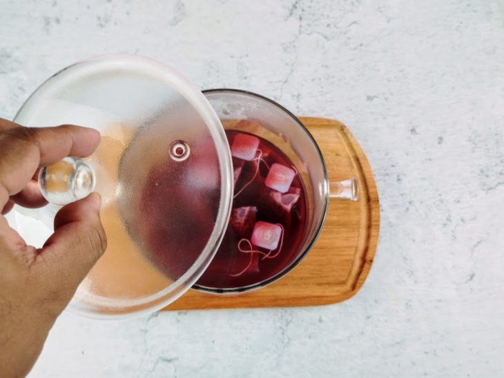 Sachês de chá em fusão em uma jarra com água.