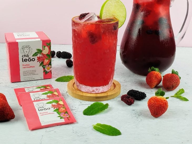 Soda italiana pronta para consumo em um copo de vidro decorado com uma rodela de limão.