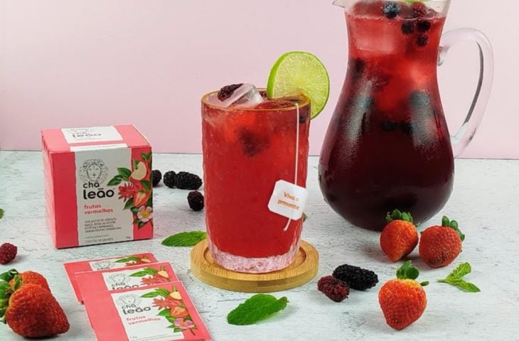 Soda italiana com chá de frutas vermelhas