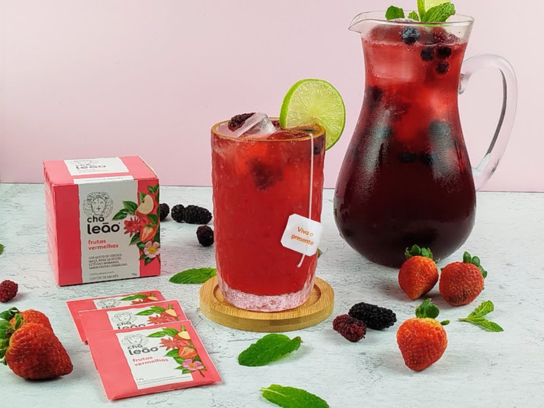 Soda italiana com chá de frutas vermelhas