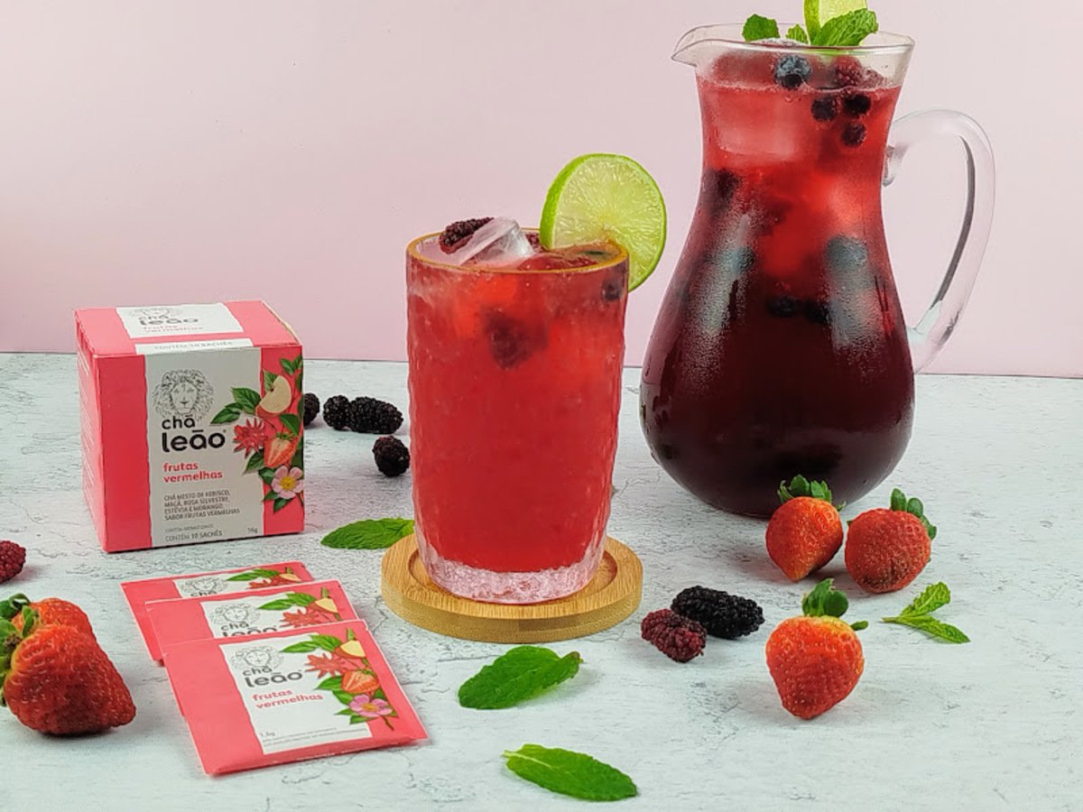 Soda italiana com chá de frutas vermelhas