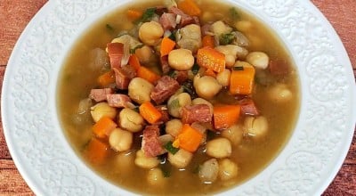 Sopa colorida de grão-de-bico