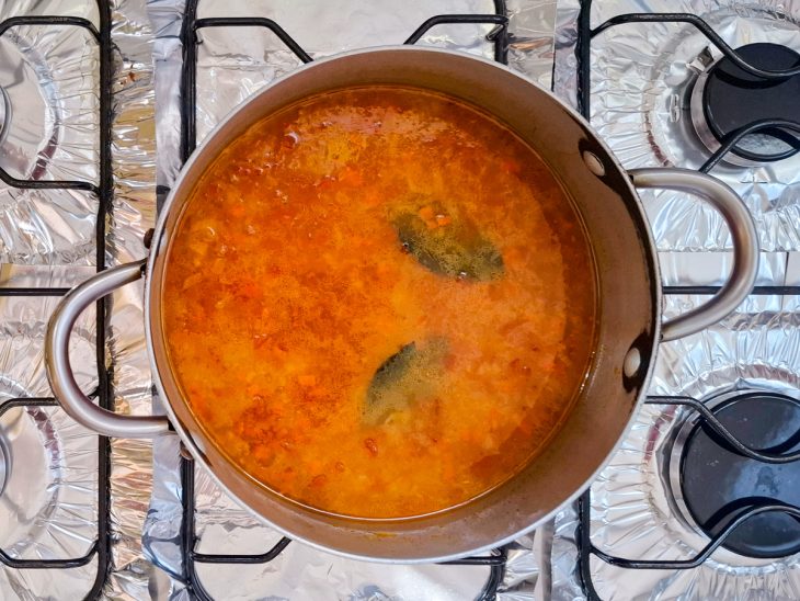 Grão-de-bico e água adicionados na panela.