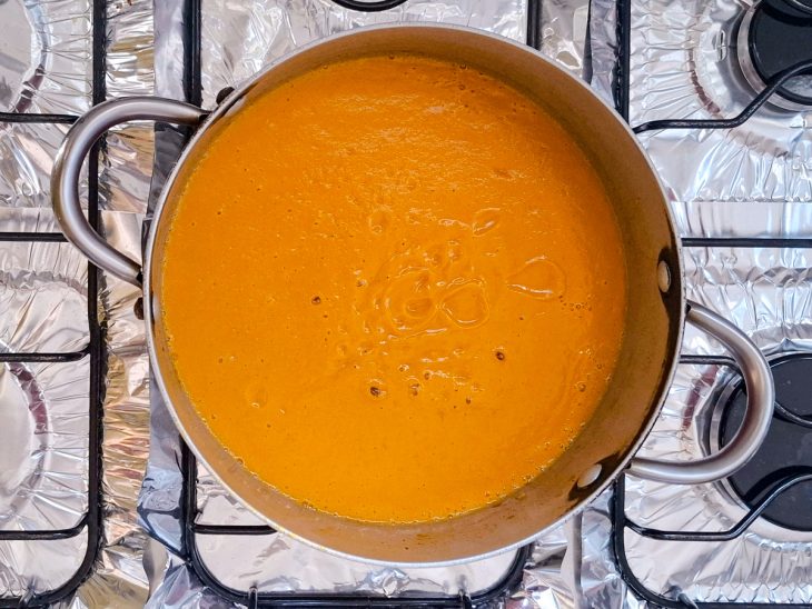 Sopa apurada na panela.
