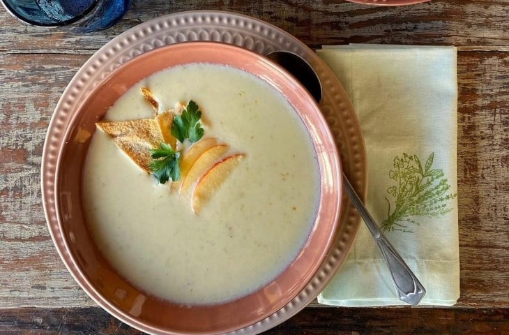 Sopa creme de maçã e queijos