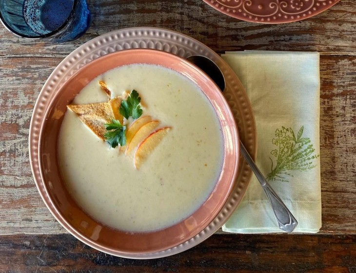 Sopa creme de maçã e queijos