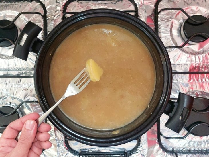 Uma panela com manteiga, azeite, louro, alho, cebola, salsão, batatas e temperos.