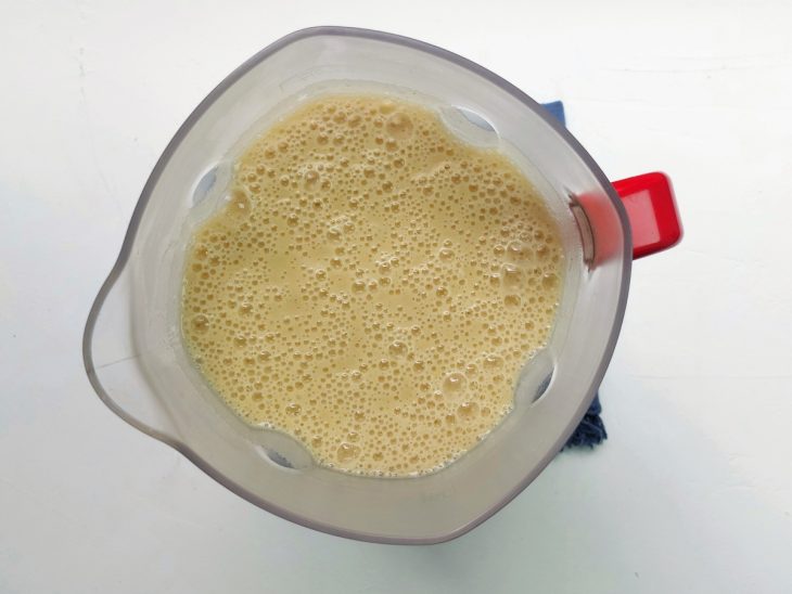 Um liquidificador contendo a mistura dos ingredientes da sopa.