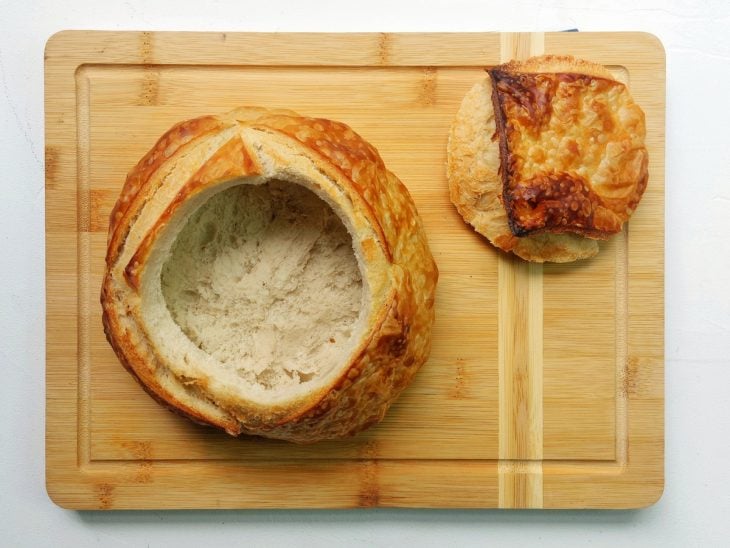 Um pão italiano cortado e sem miolo.