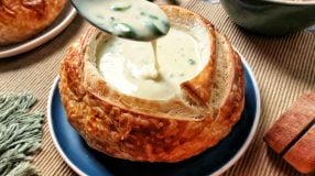 Sopa cremosa com fondue no pão italiano