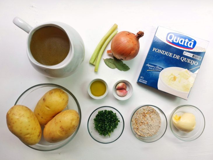 Uma bancada com os ingredientes separados.