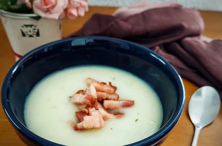 Sopa cremosa de batata e bacon