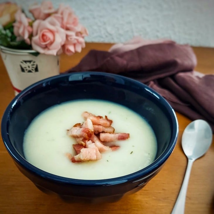 Sopa cremosa de batata e bacon